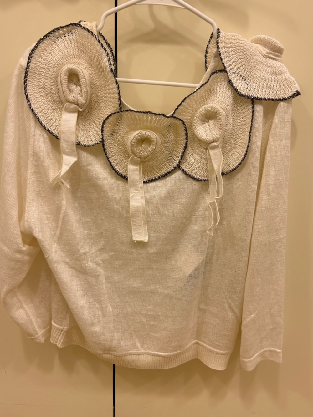 Vintage Umberto Ginocchietti distinct 3D appliqués ruffled trim sweater top 38